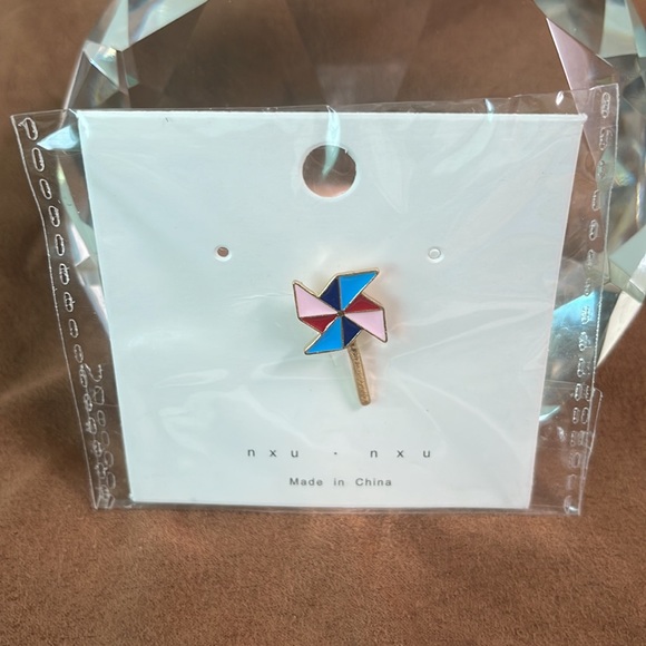 Pinwheel enamel pin - Picture 2 of 4